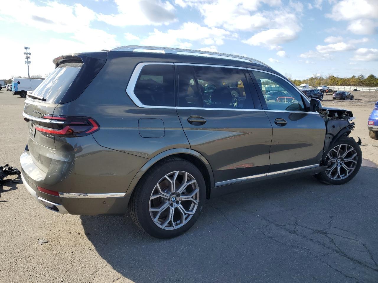 2024 BMW X7 - Image 3