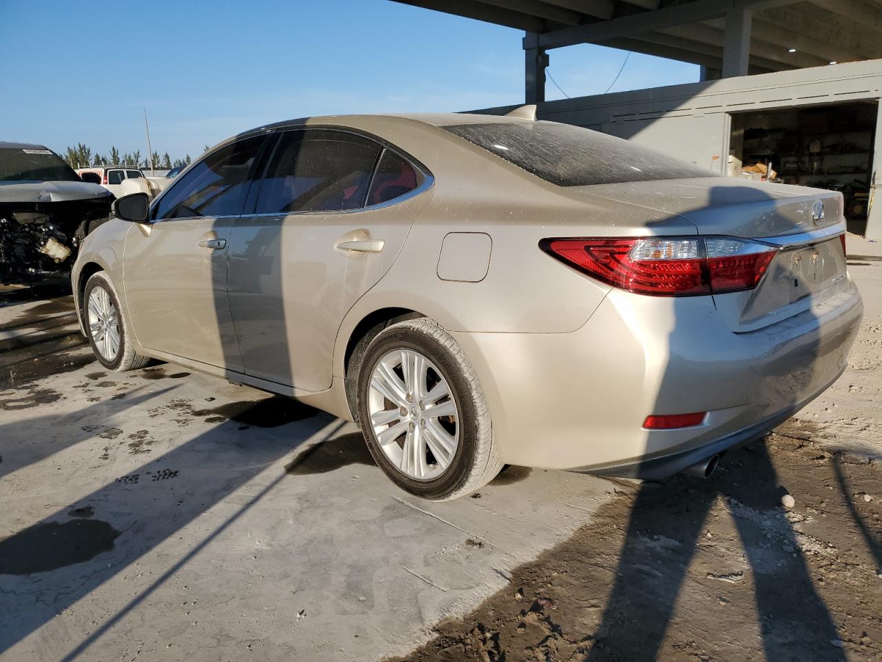 2015 Lexus ES - Image 2