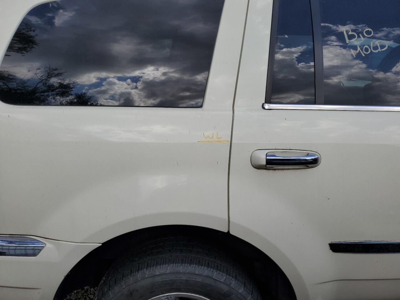 2008 Chrysler Aspen - Image 13