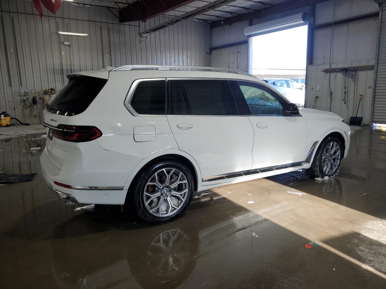 2024 BMW X7 - Image 3