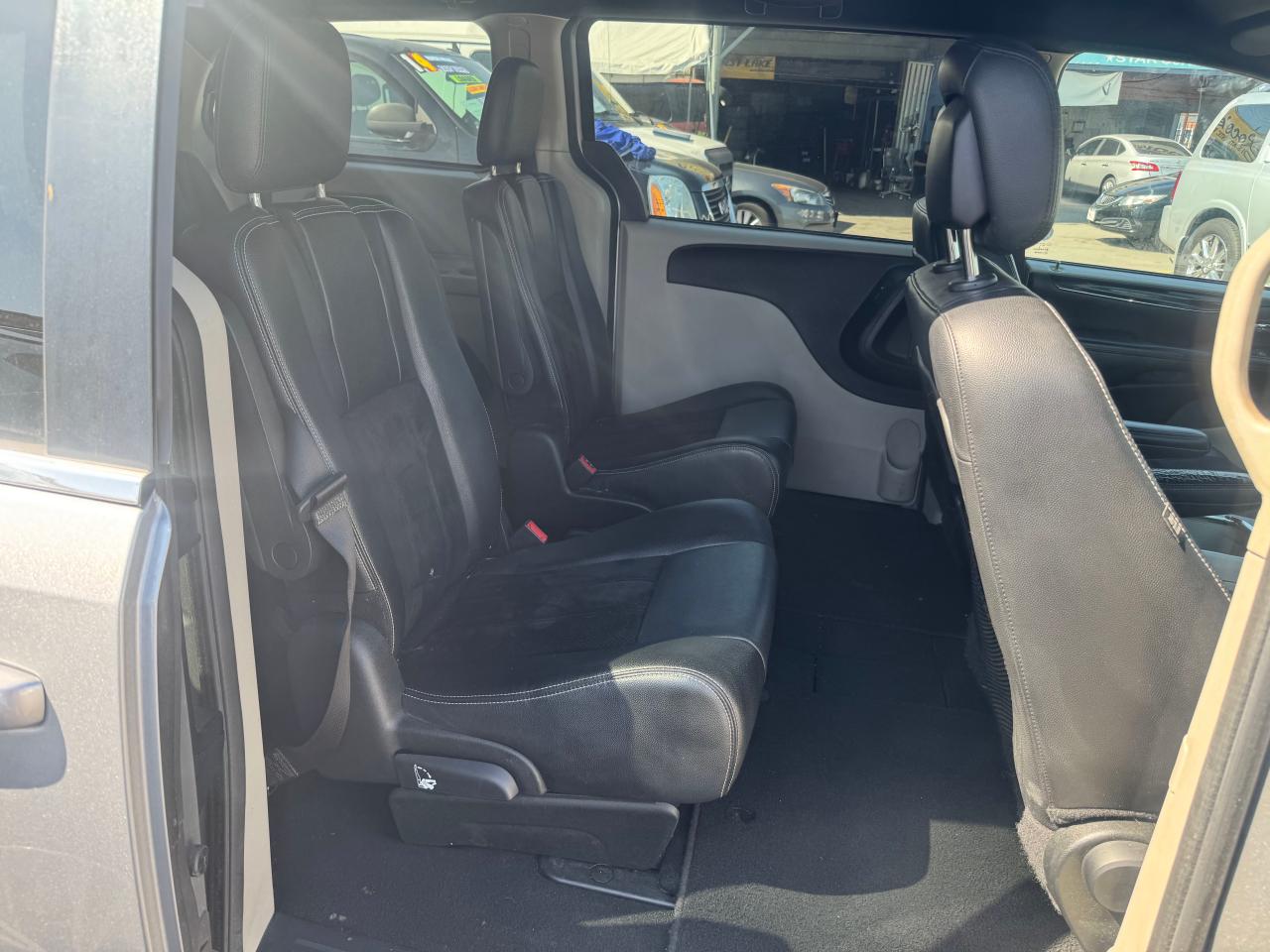 2017 Dodge Caravan - Image 6