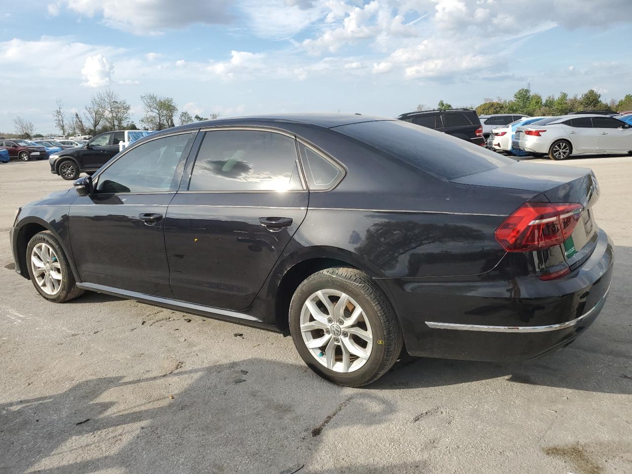 2018 Volkswagen Passat - Image 2