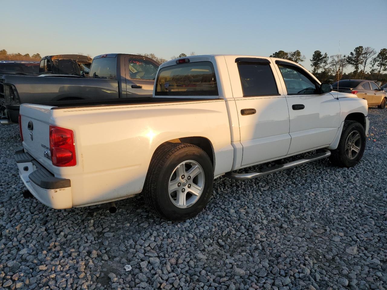 2011 Dodge Dakota - Image 3