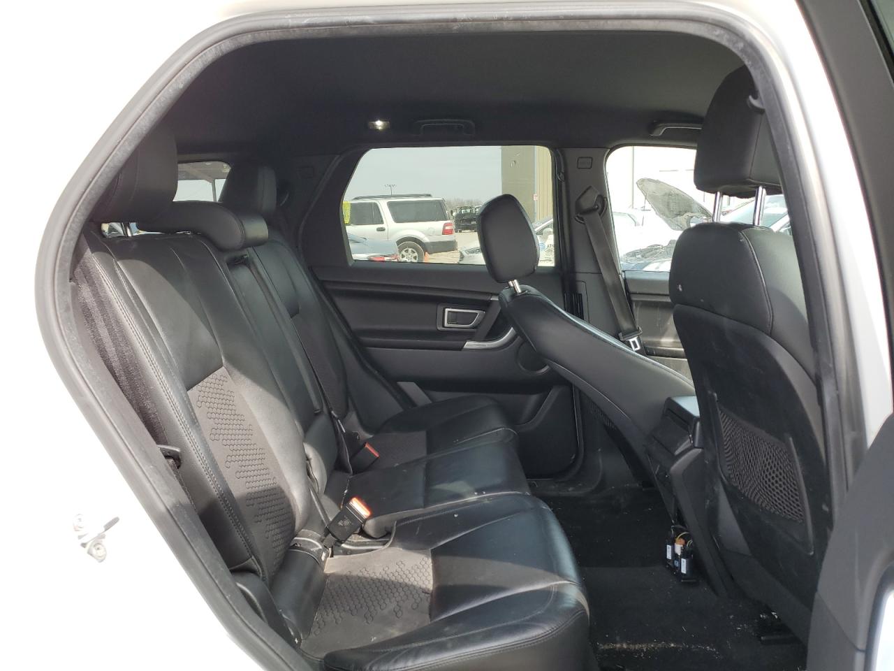 2017 Land Rover Discovery - Image 11