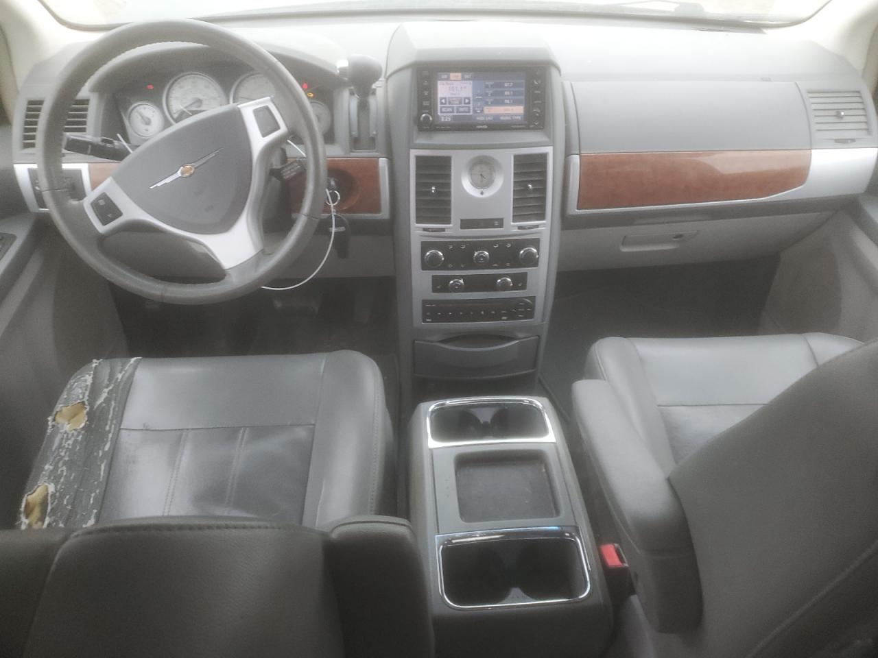 2009 Chrysler Town & Country - Image 8
