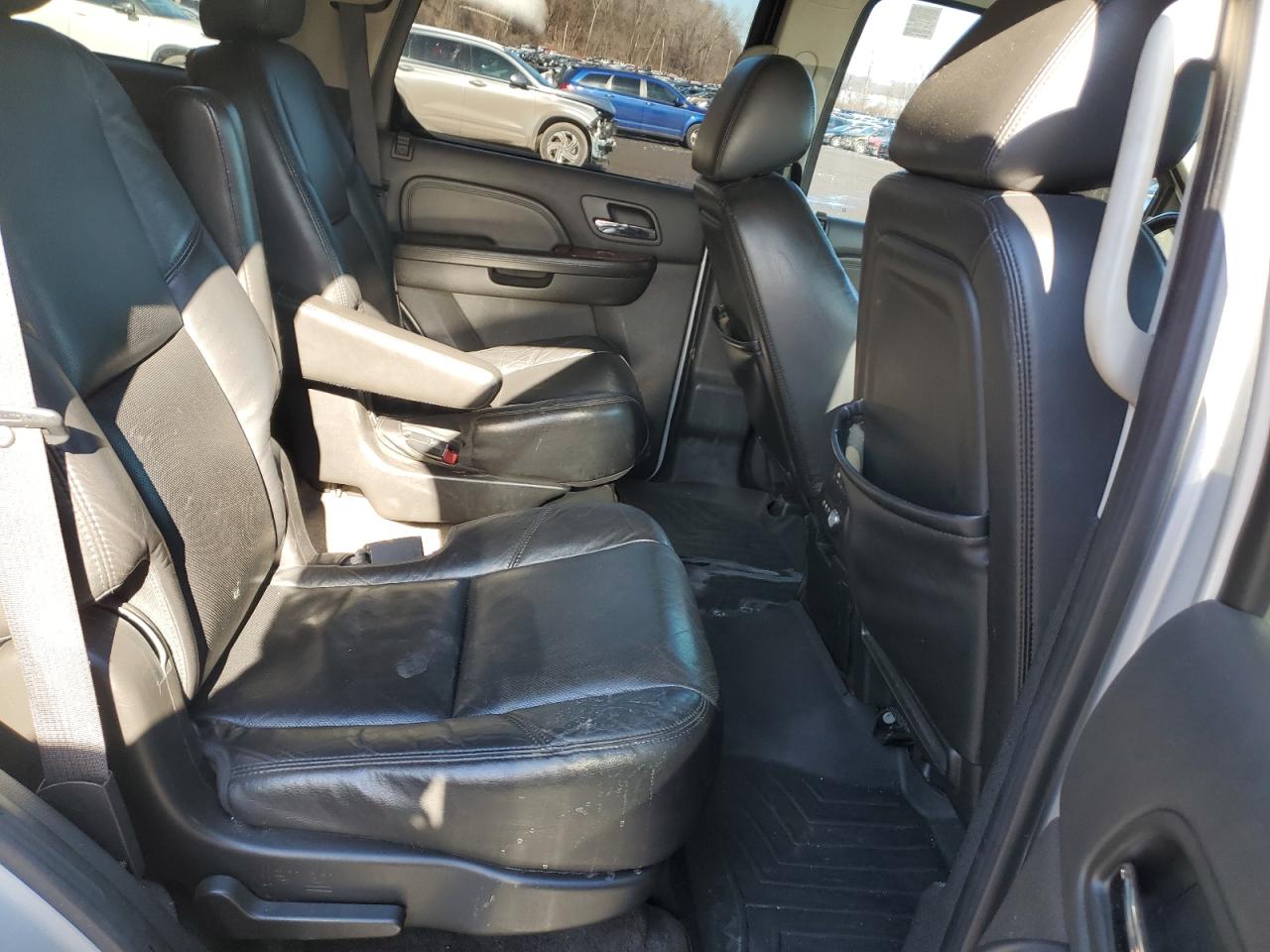 2010 Cadillac Escalade - Image 11