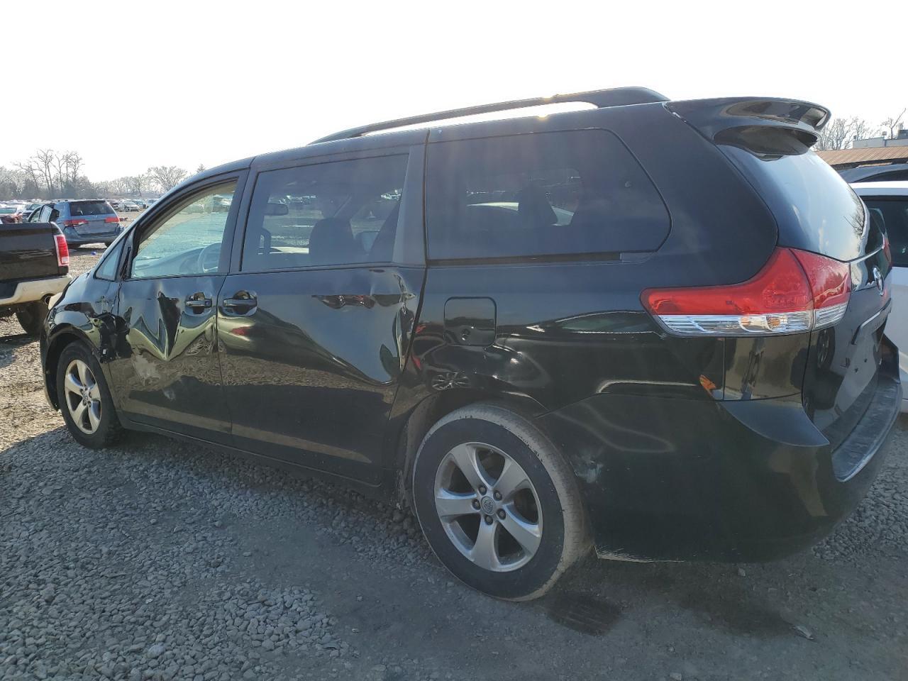 2013 Toyota Sienna - Image 2