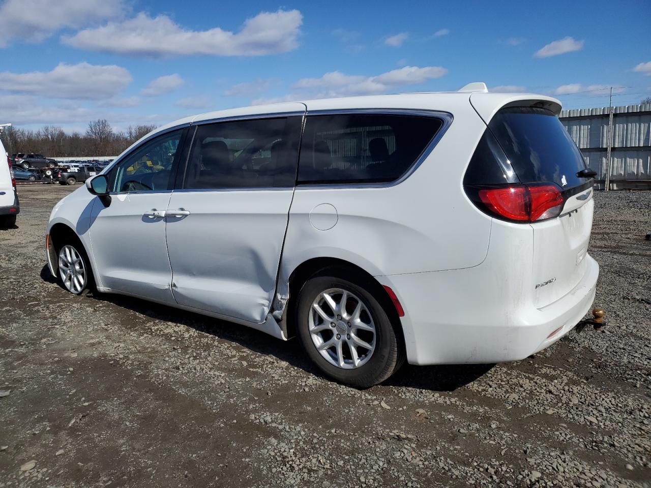 2017 Chrysler Pacifica - Image 2