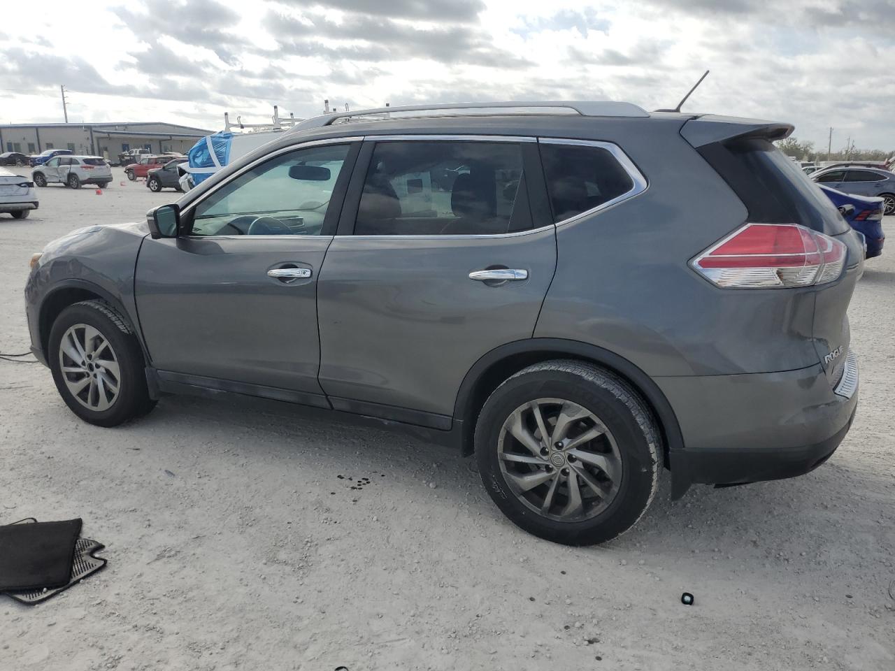 2015 Nissan Rogue - Image 2
