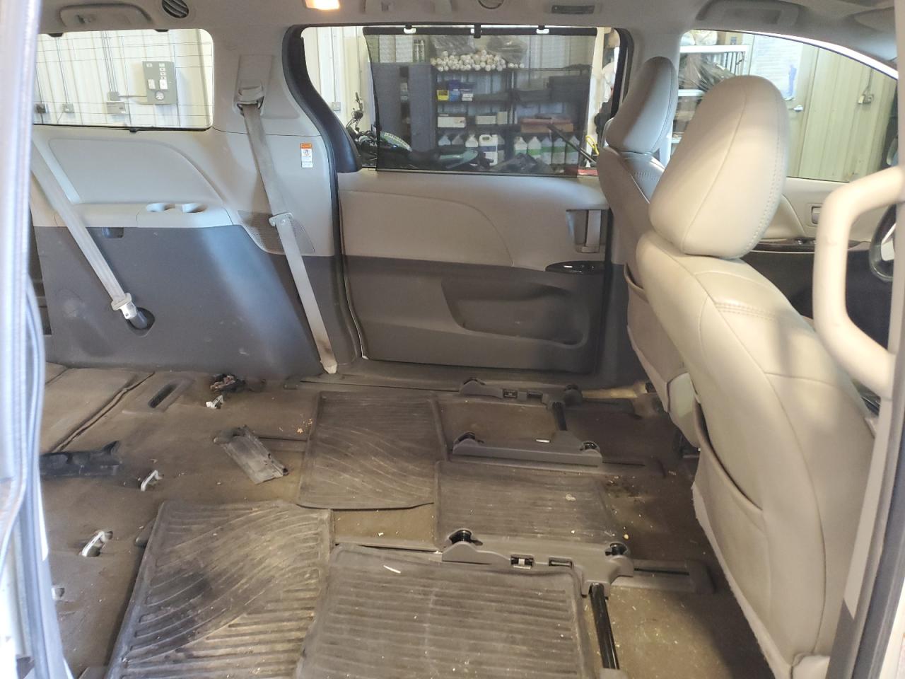 2017 Toyota Sienna - Image 11