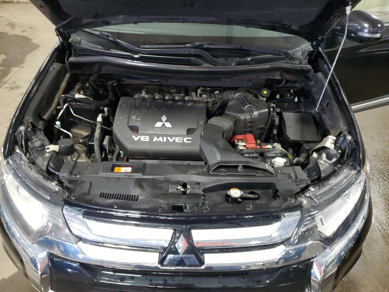 2017 Mitsubishi Outlander - Image 14