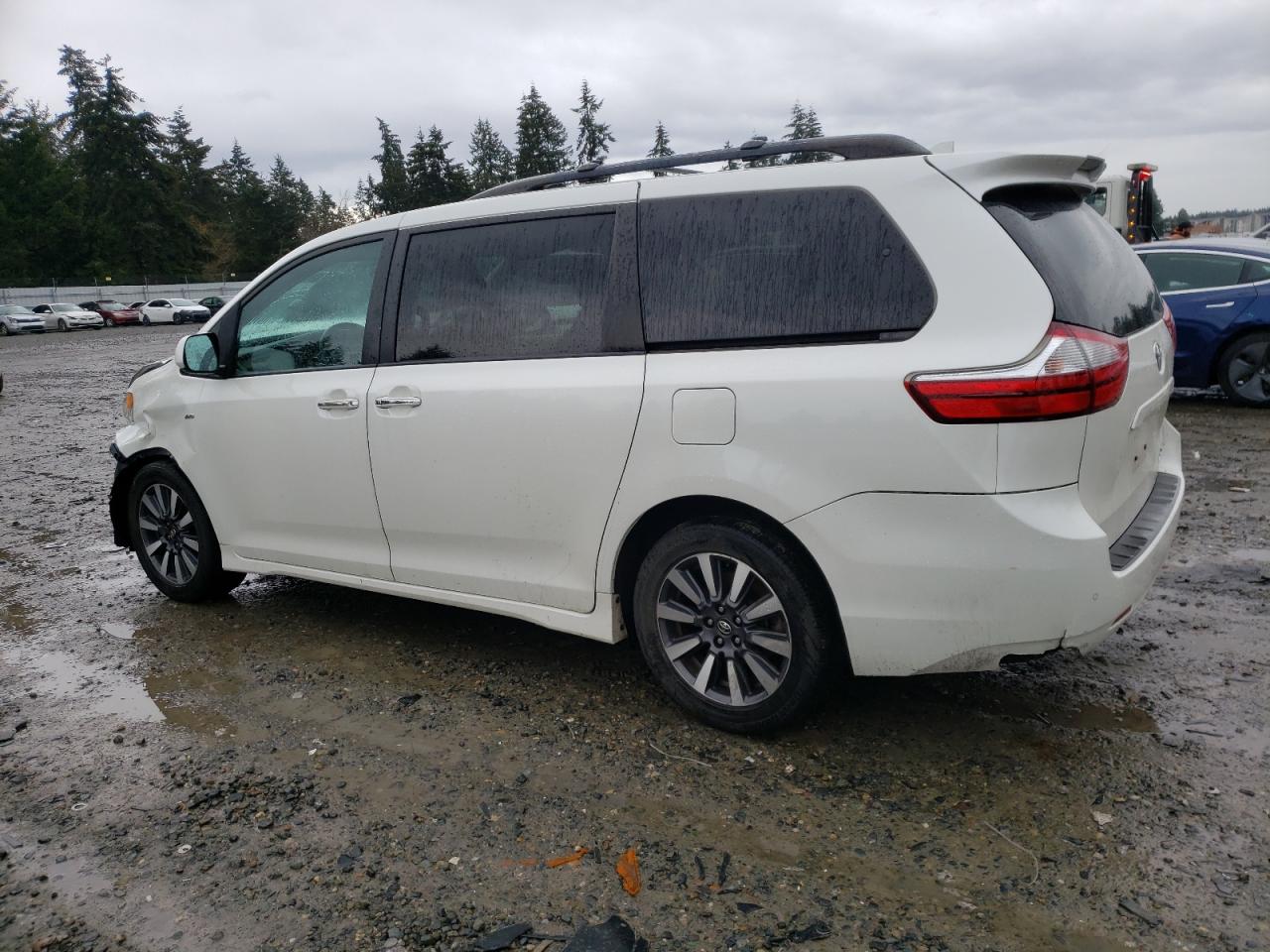 2018 Toyota Sienna - Image 2