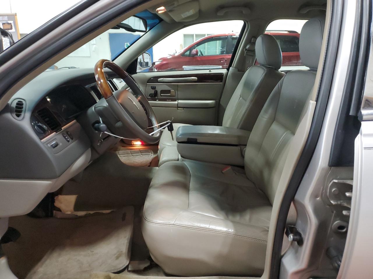 2008 Lincoln Town Car - Image 7