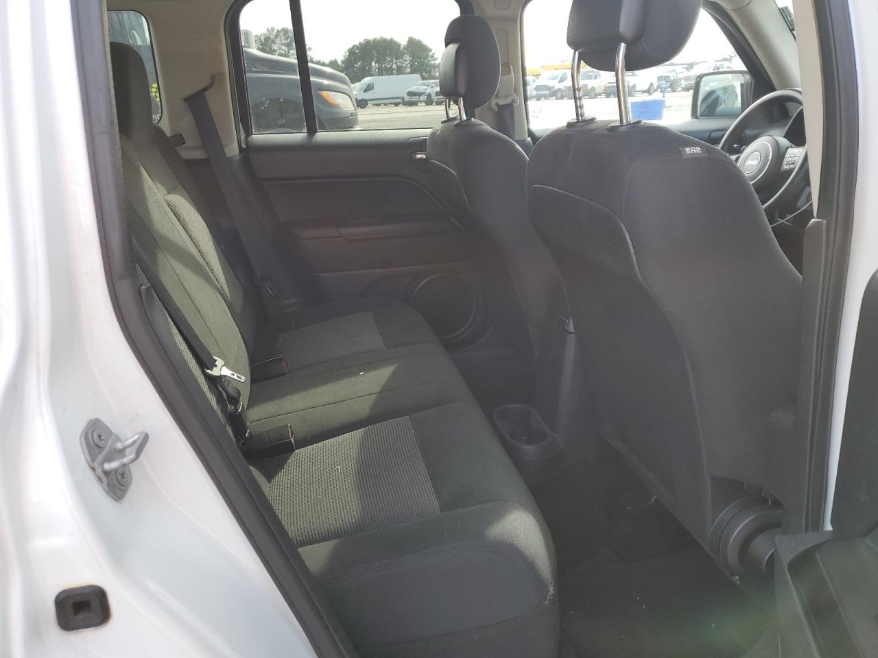 2015 Jeep Liberty (Patriot) - Image 11