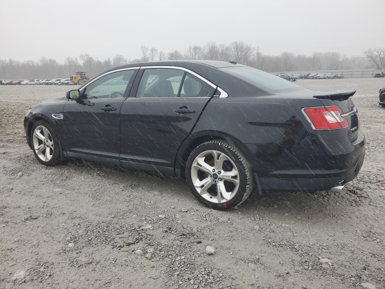 2010 Ford Taurus - Image 2