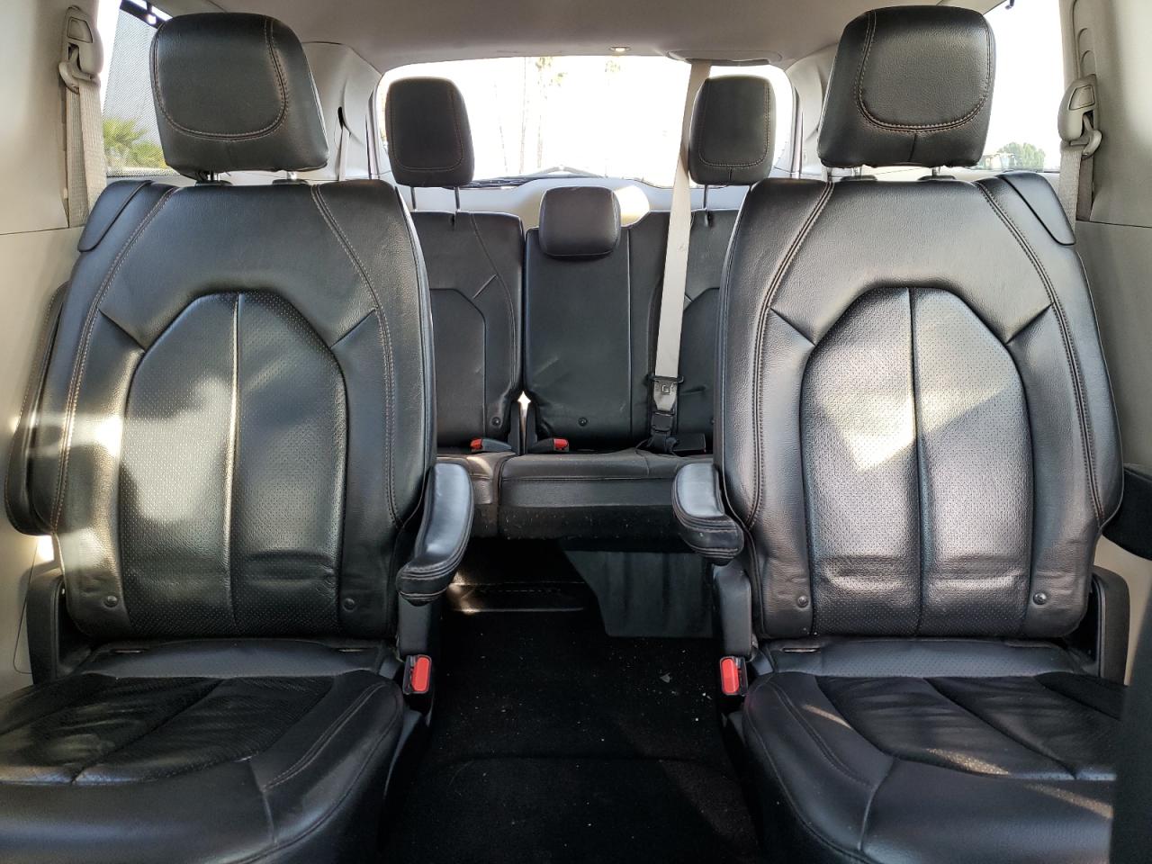 2018 Chrysler Pacifica - Image 10