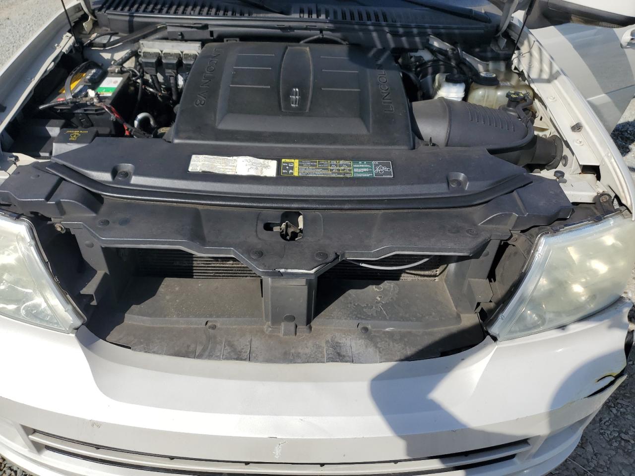 2005 Lincoln Navigator - Image 12