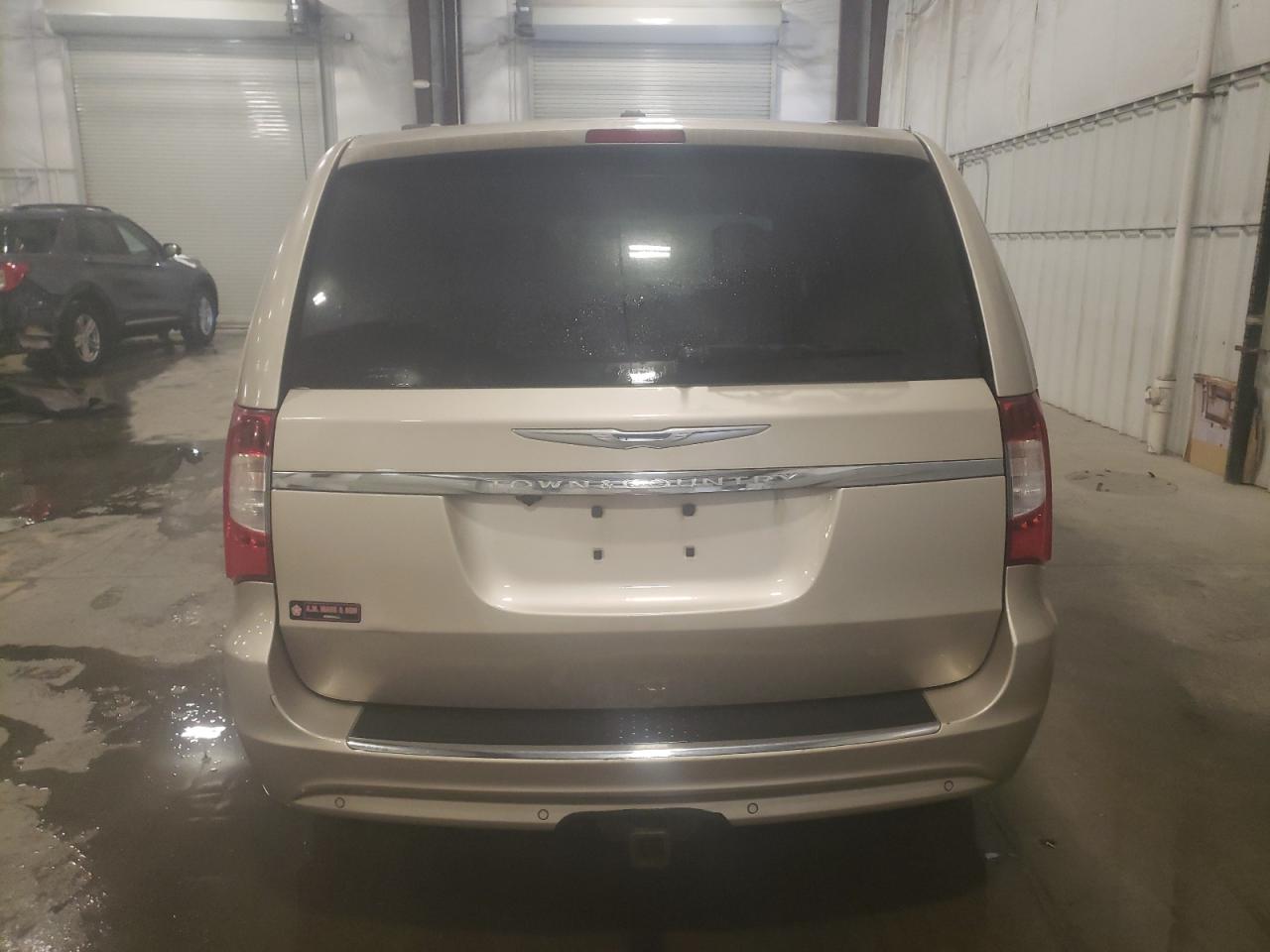 2014 Chrysler Town & Country - Image 6