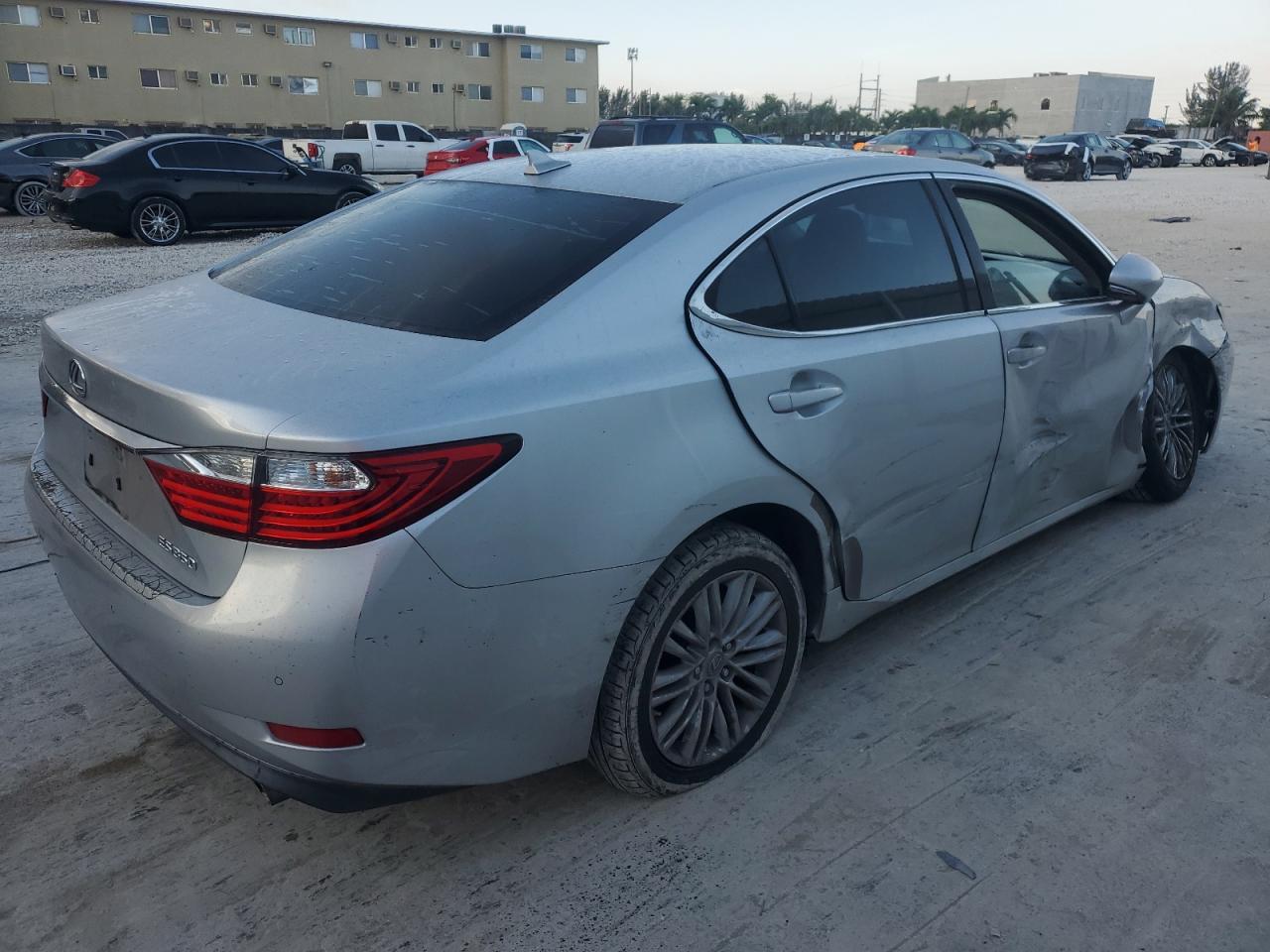 2014 Lexus ES - Image 3