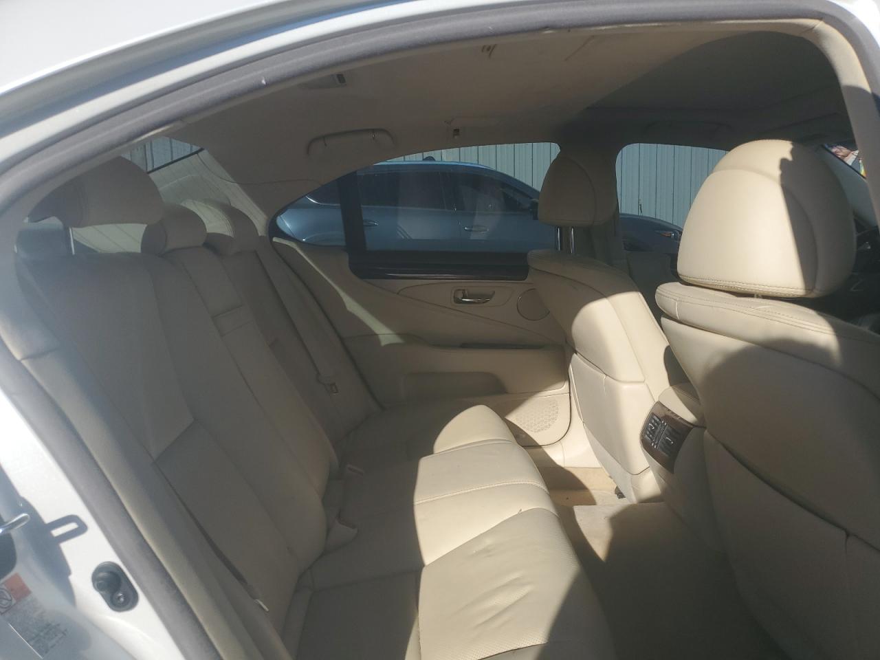 2016 Lexus LS - Image 10