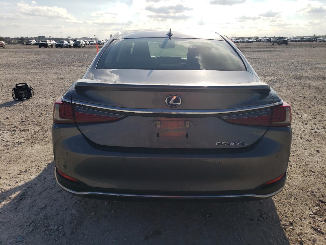 2019 Lexus ES - Image 6