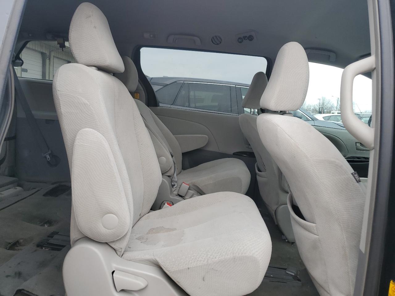 2012 Toyota Sienna - Image 11