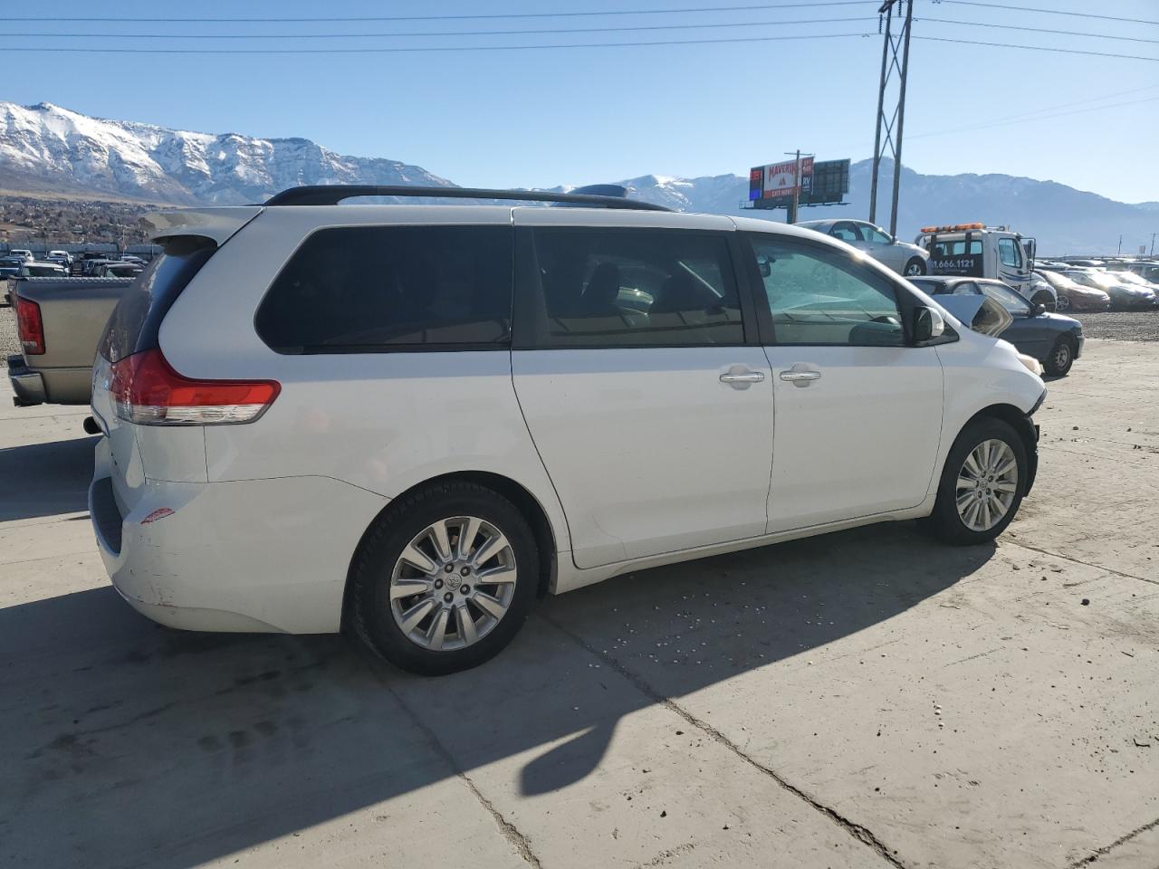 2014 Toyota Sienna - Image 3