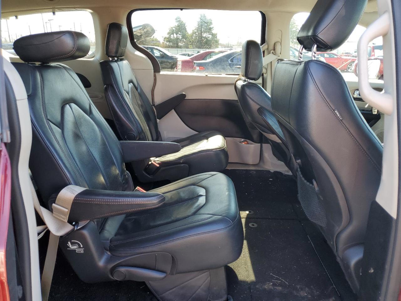 2019 Chrysler Pacifica - Image 12