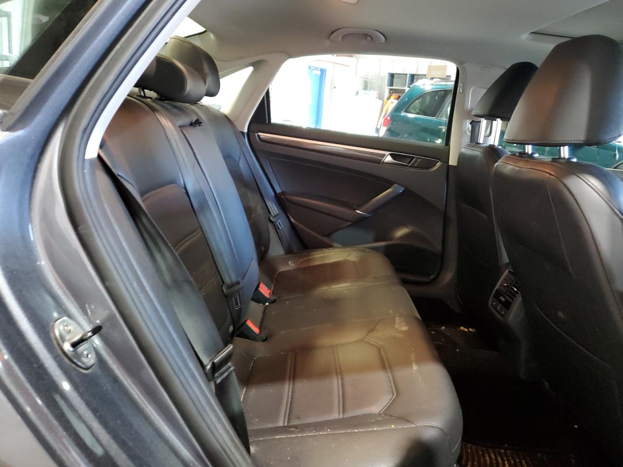 2017 Volkswagen Passat - Image 10