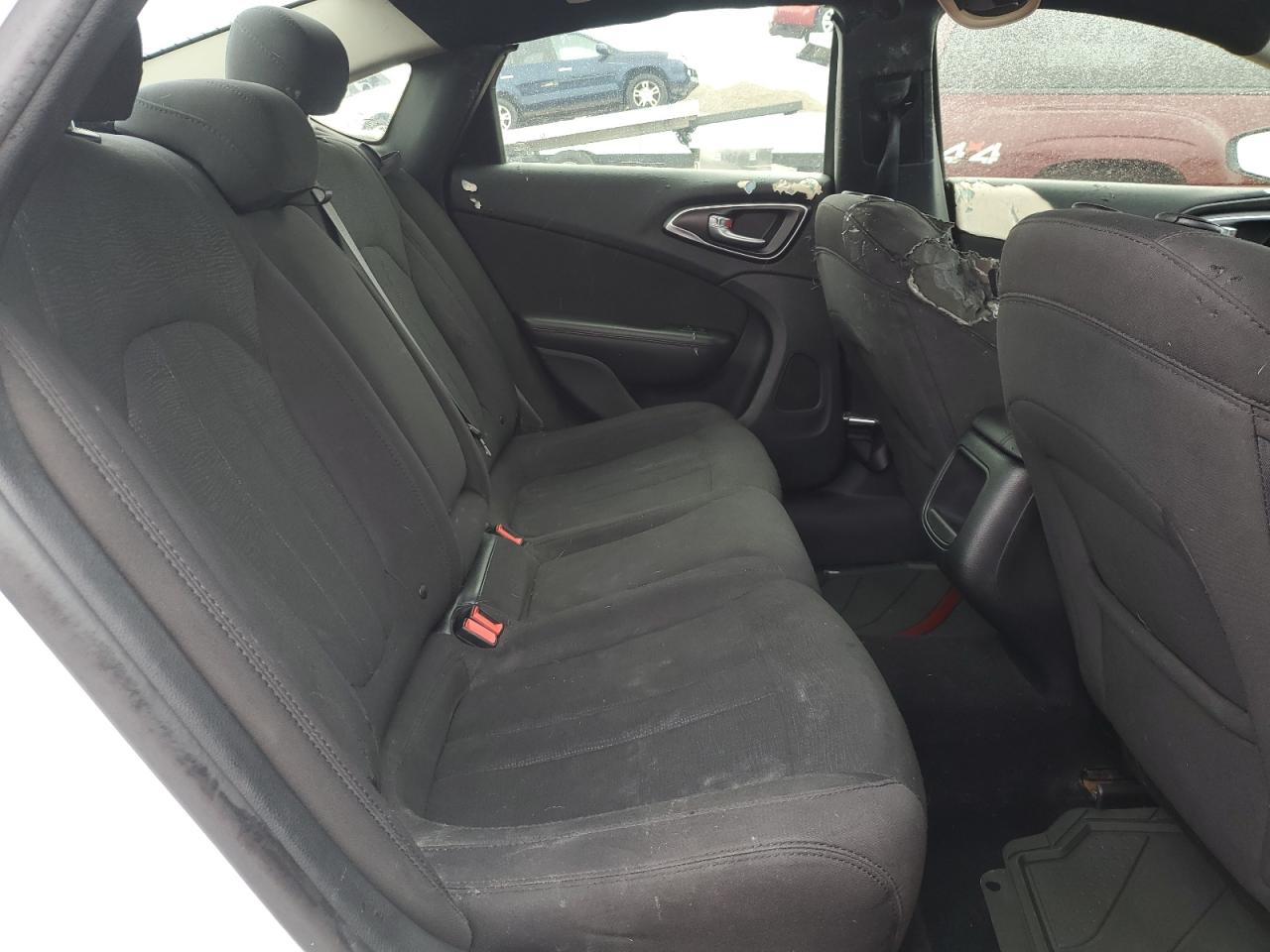 2016 Chrysler 200 - Image 10