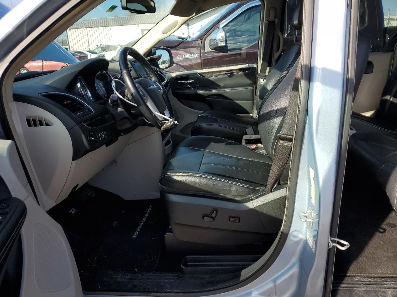 2016 Chrysler Town & Country - Image 7