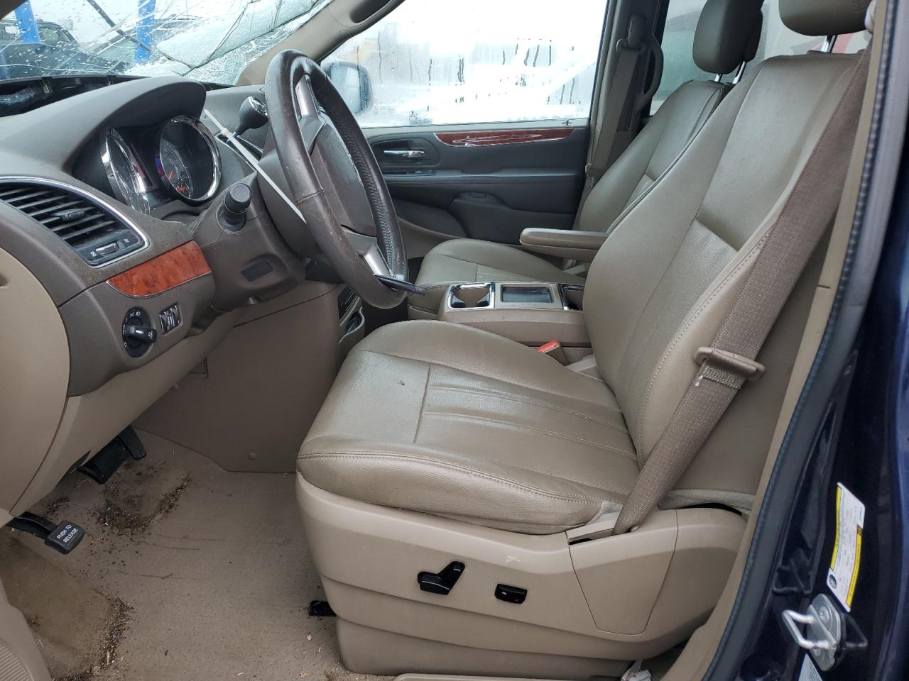 2016 Chrysler Town & Country - Image 7