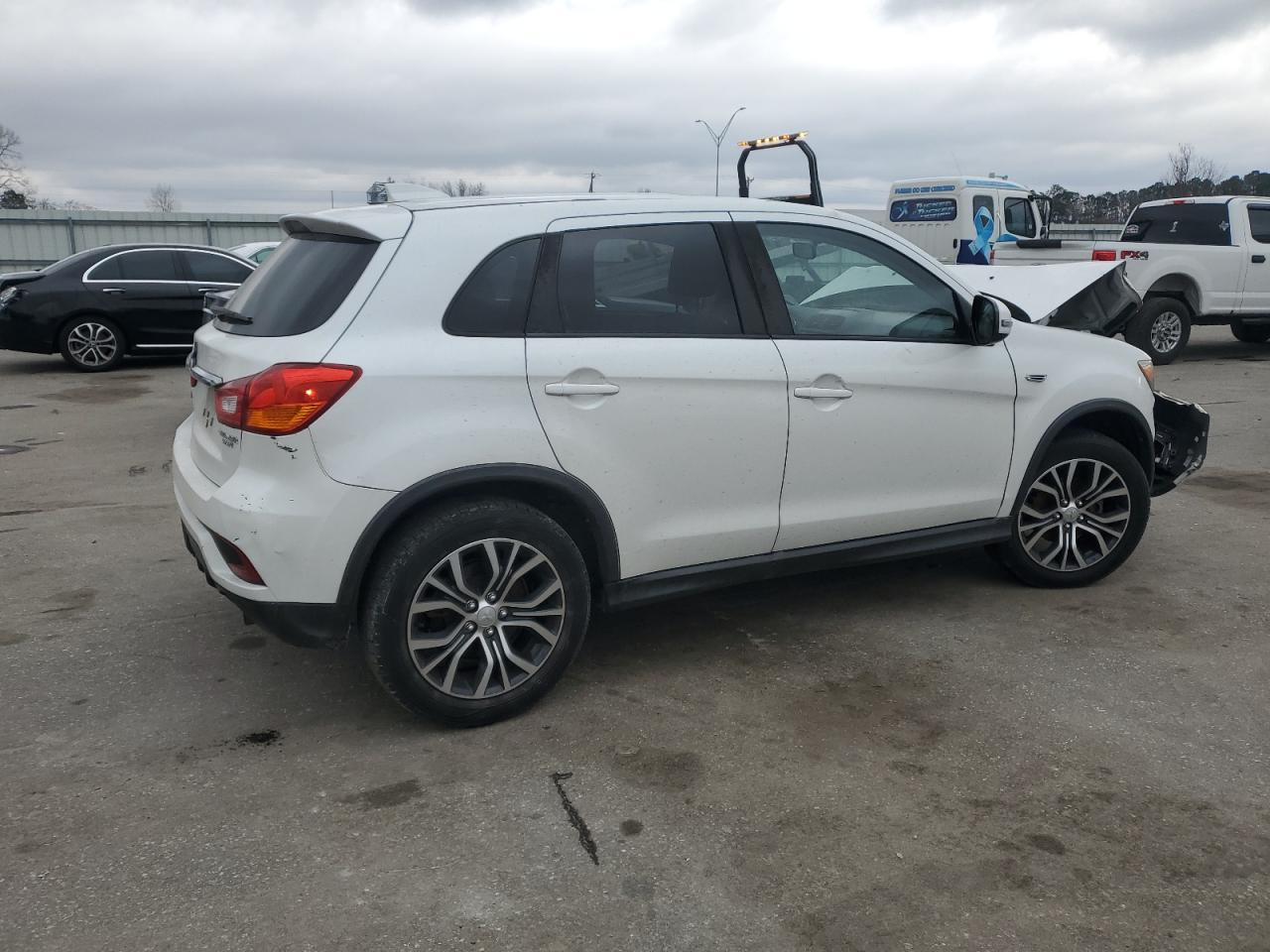2019 Mitsubishi Outlander - Image 3