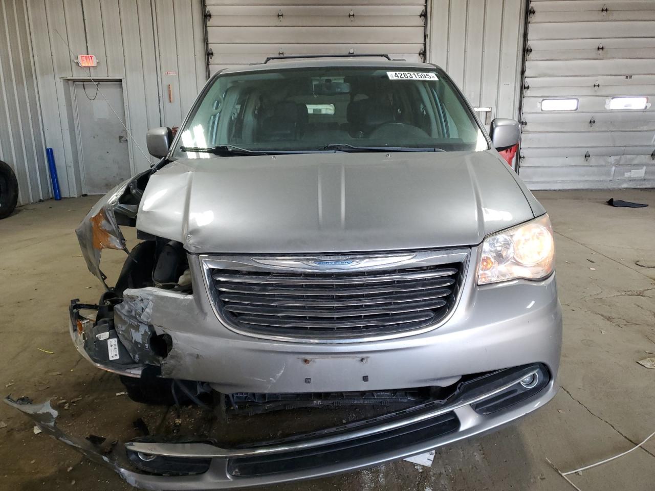 2014 Chrysler Town & Country - Image 5