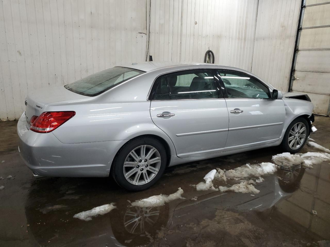 2010 Toyota Avalon - Image 3