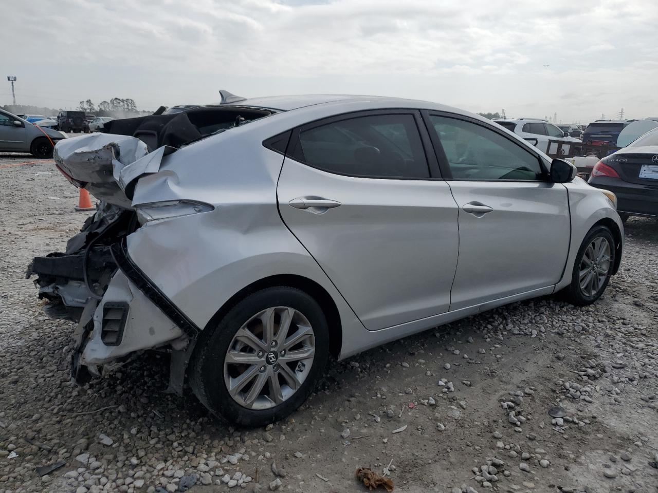 2016 Hyundai Elantra - Image 3