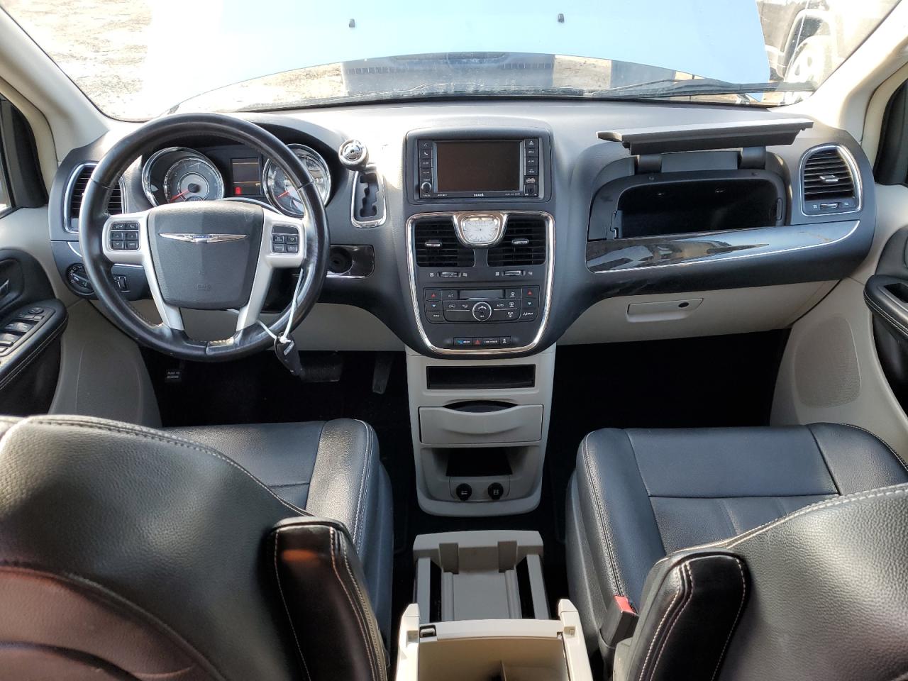 2016 Chrysler Town & Country - Image 8