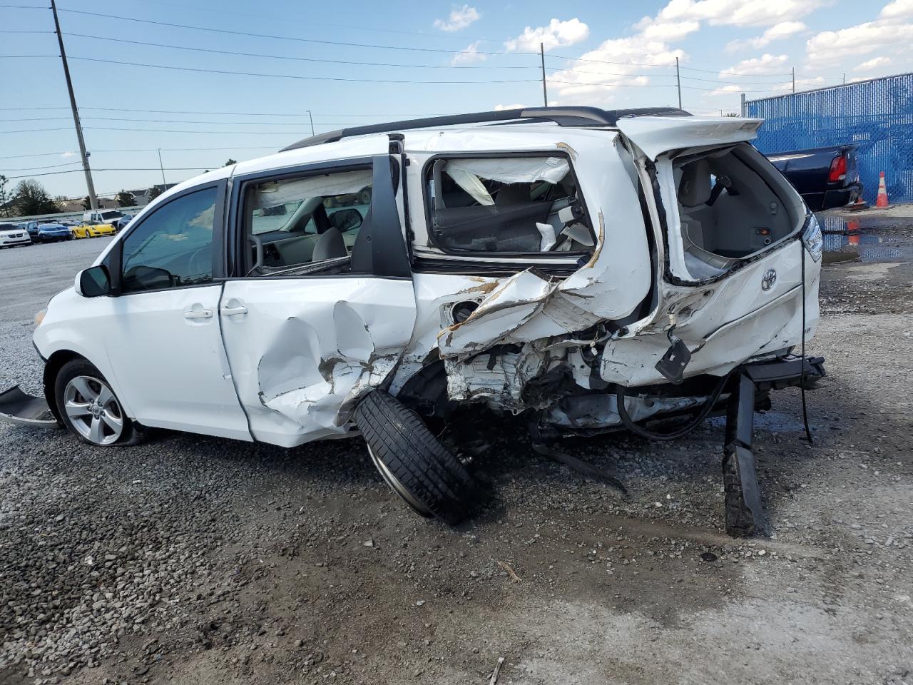 2013 Toyota Sienna - Image 2