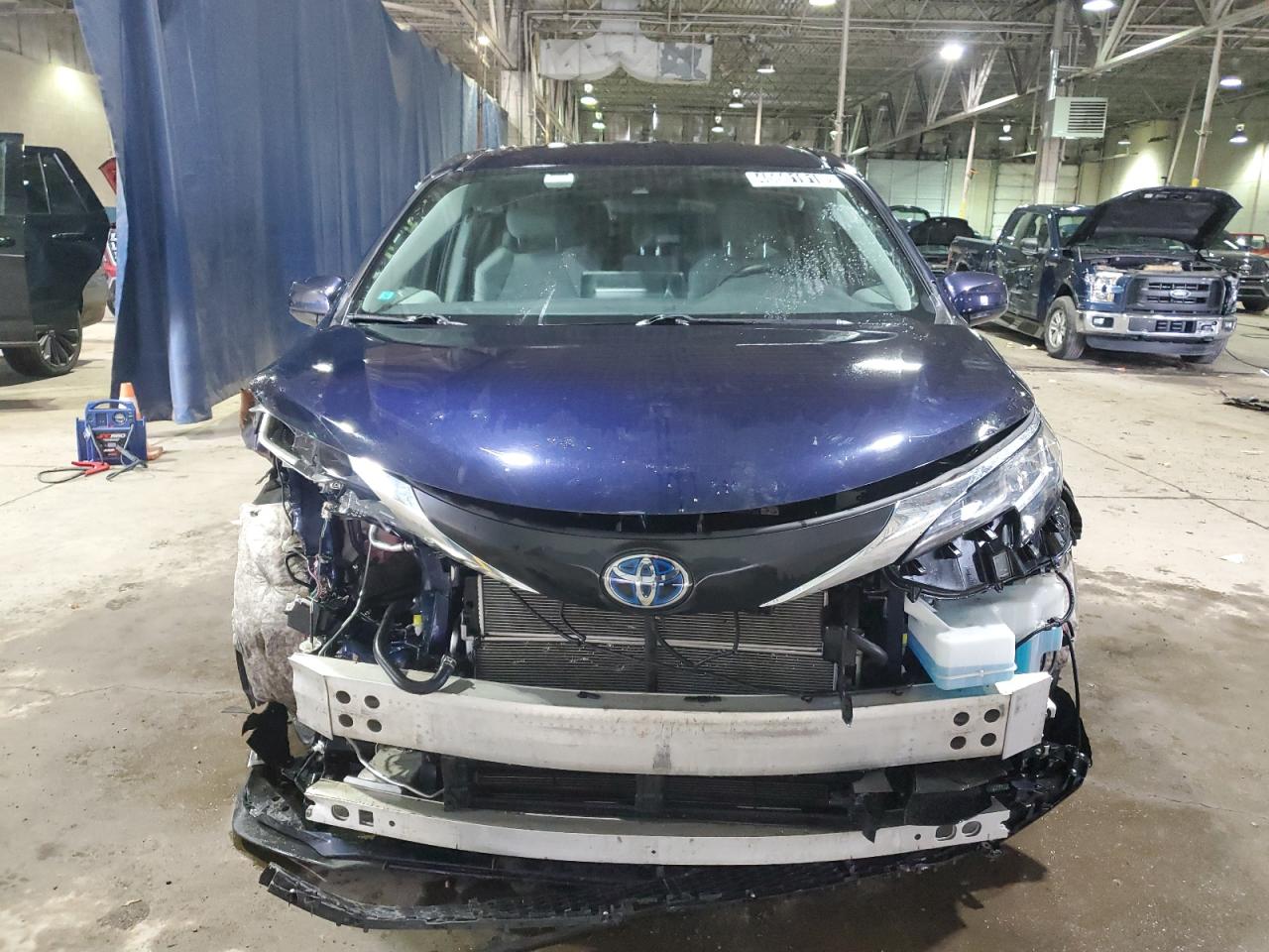 2022 Toyota Sienna - Image 5
