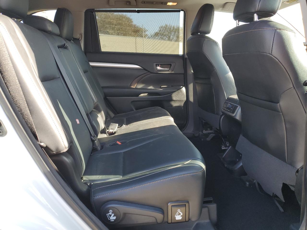 2017 Toyota Highlander - Image 12