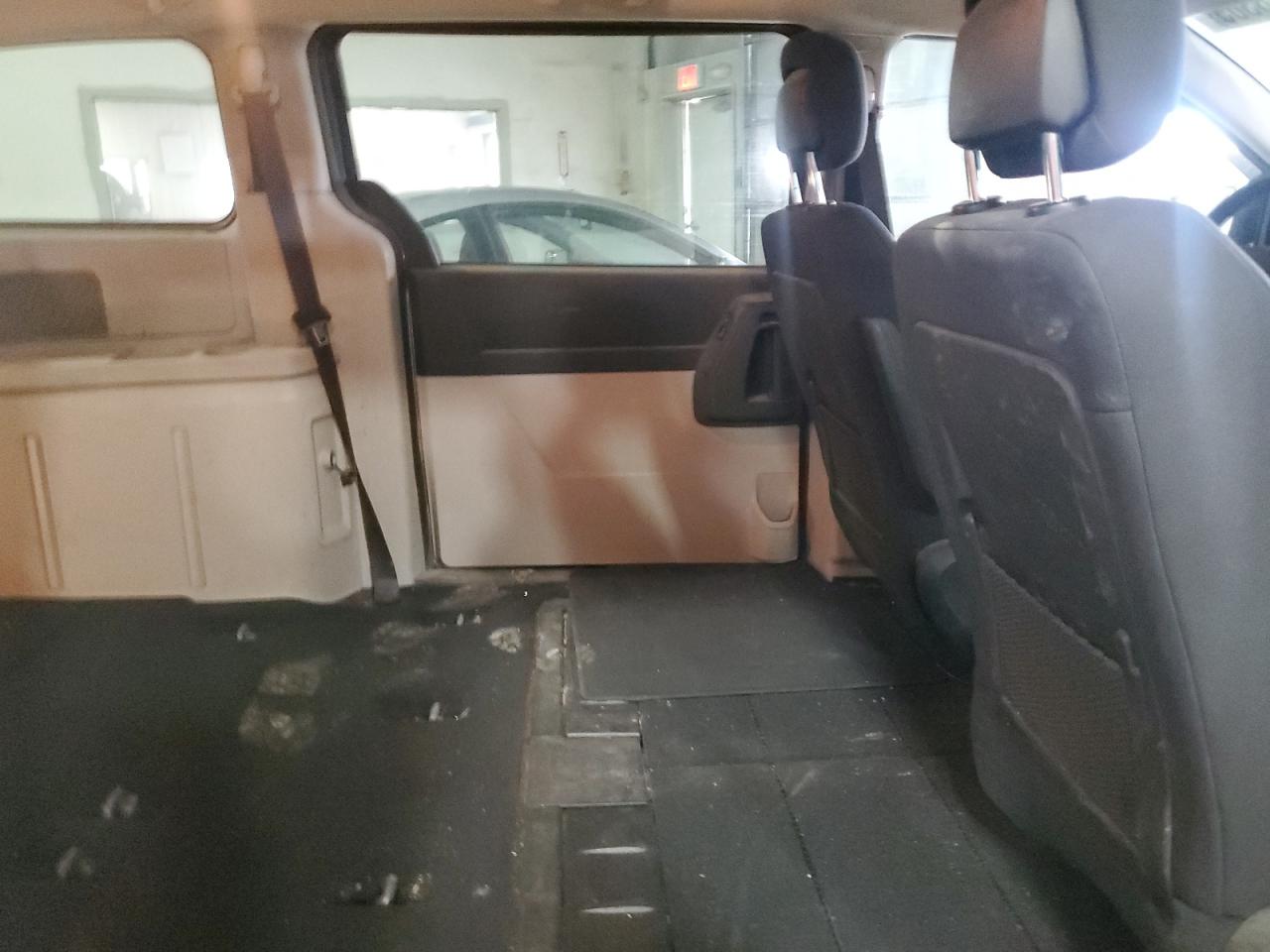 2010 Dodge Caravan - Image 12