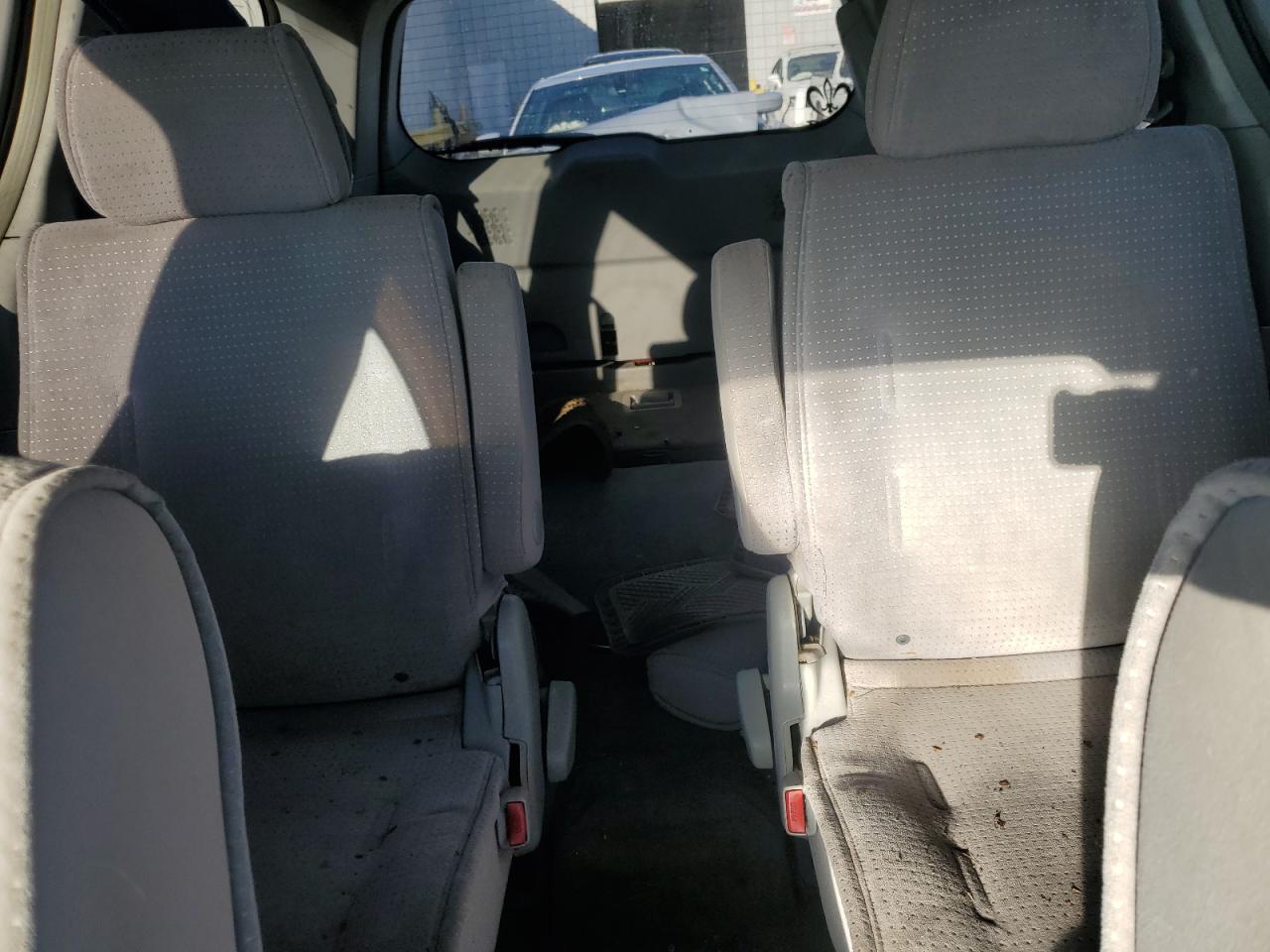 2005 Nissan Quest - Image 10