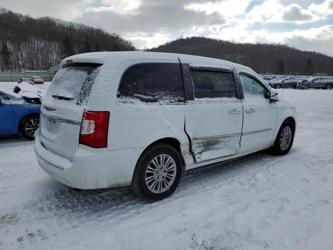 2015 Chrysler Town & Country - Image 3
