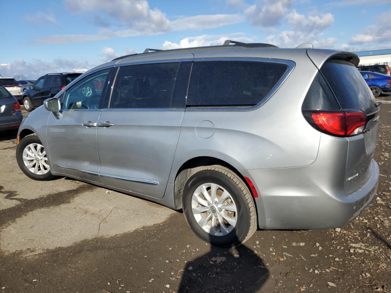 2017 Chrysler Pacifica - Image 2