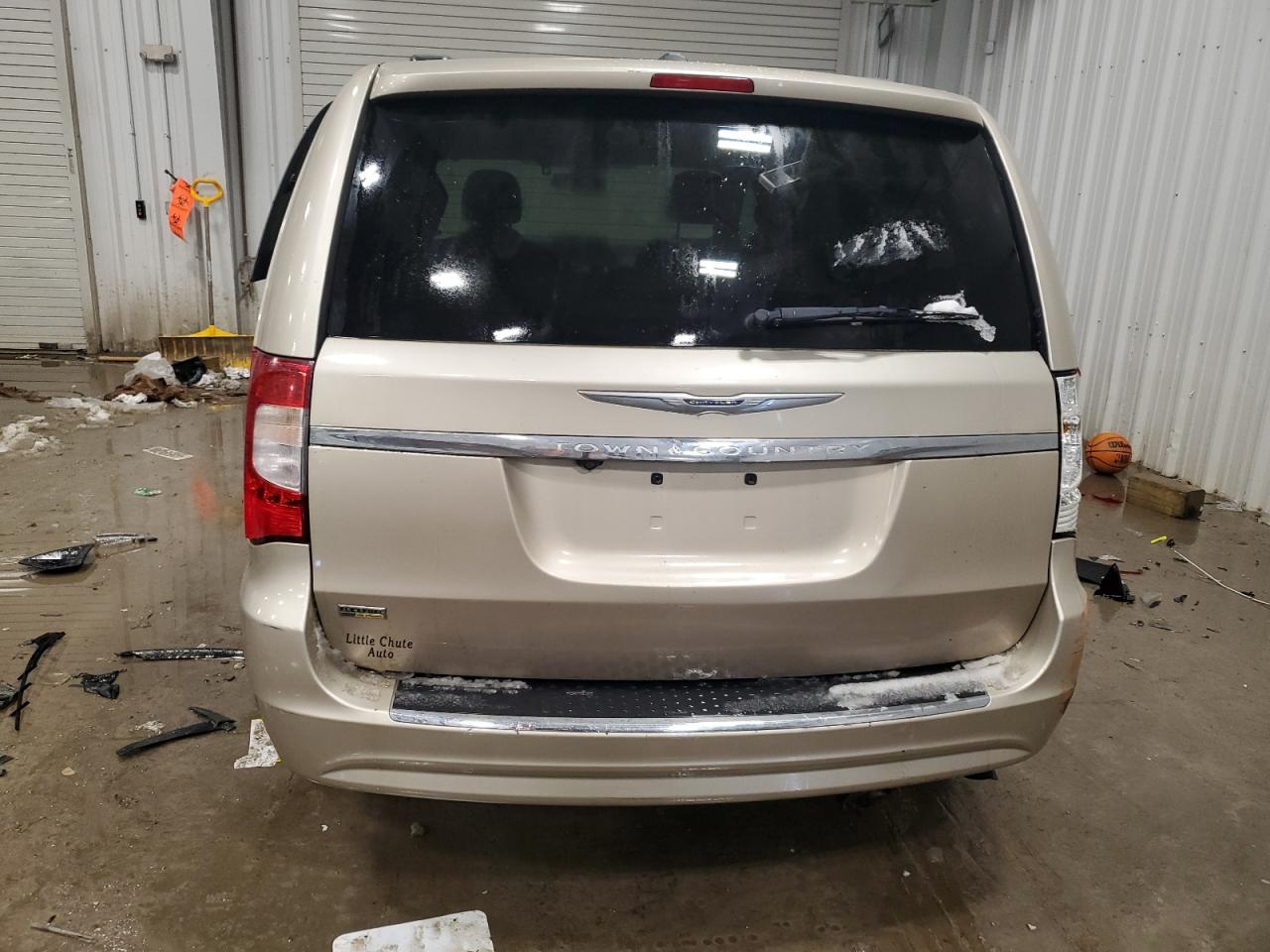 2014 Chrysler Town & Country - Image 6