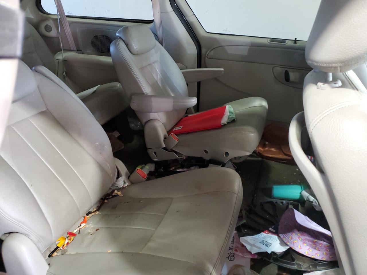 2005 Chrysler Town & Country - Image 11