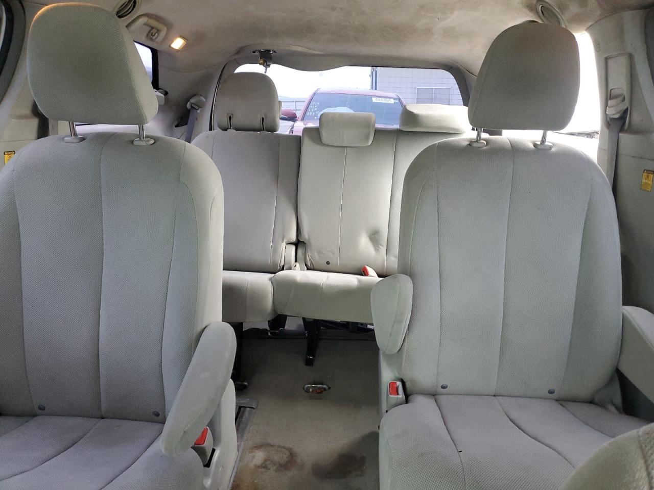 2011 Toyota Sienna - Image 10