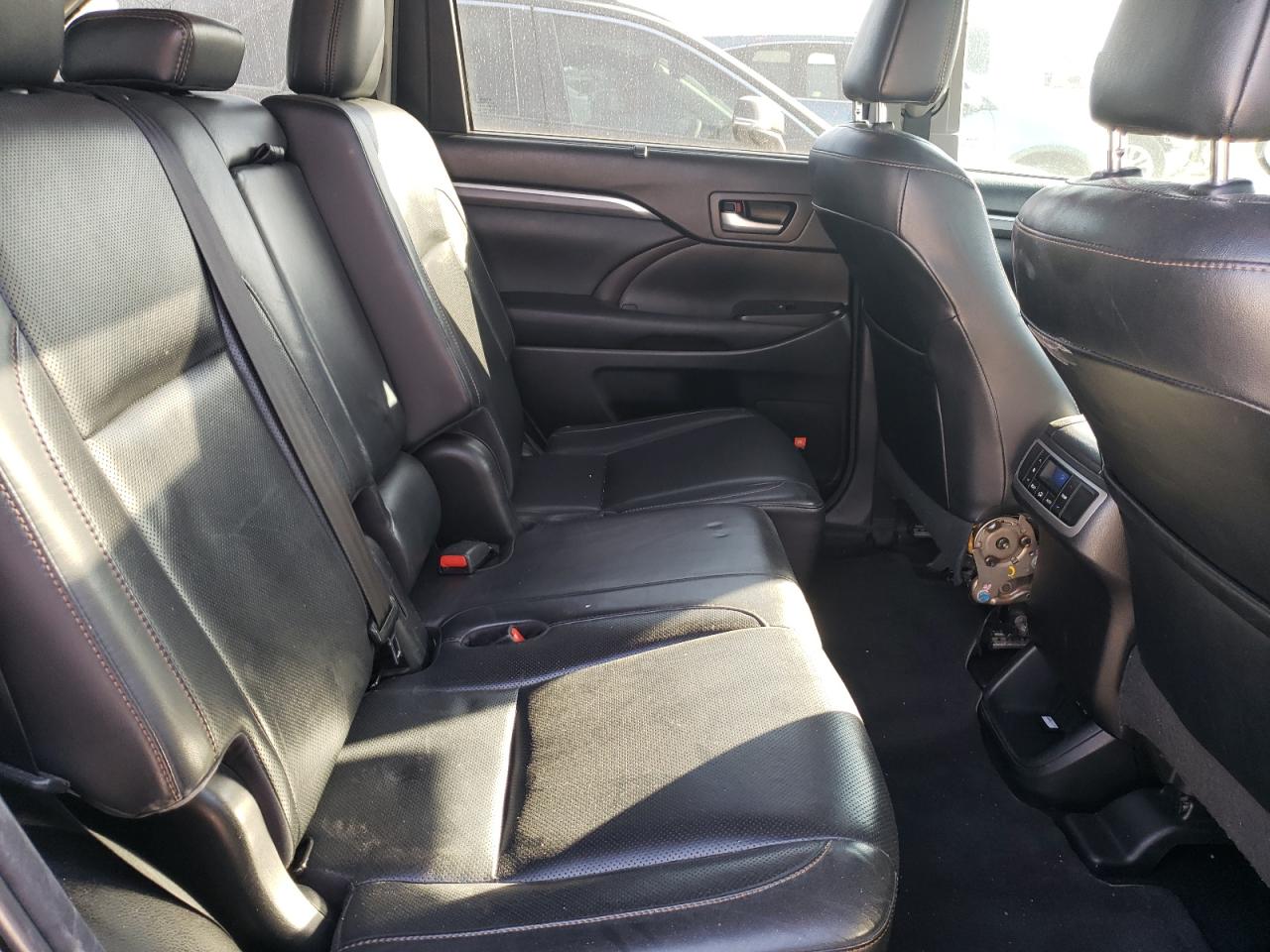 2017 Toyota Highlander - Image 11