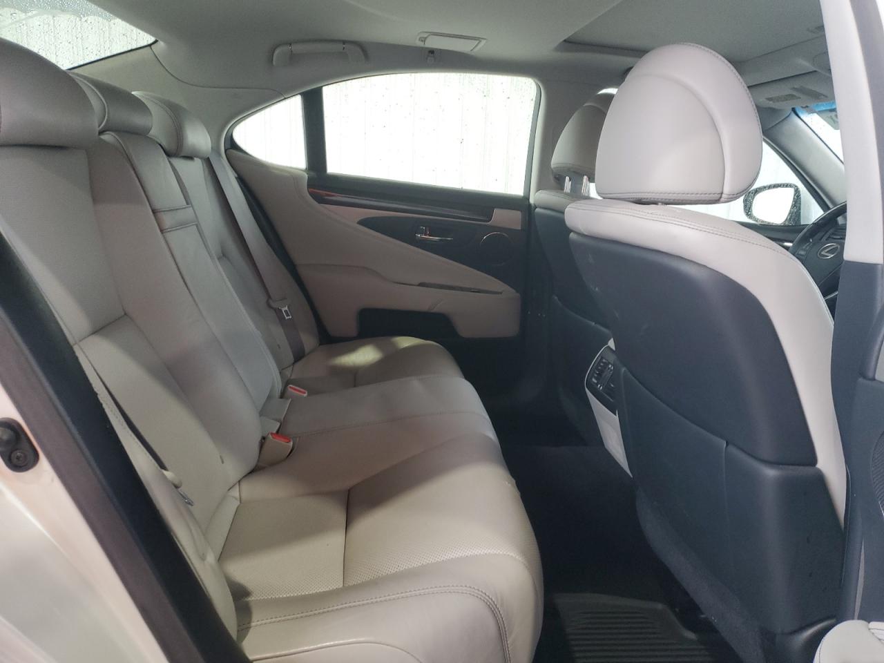 2016 Lexus LS - Image 10