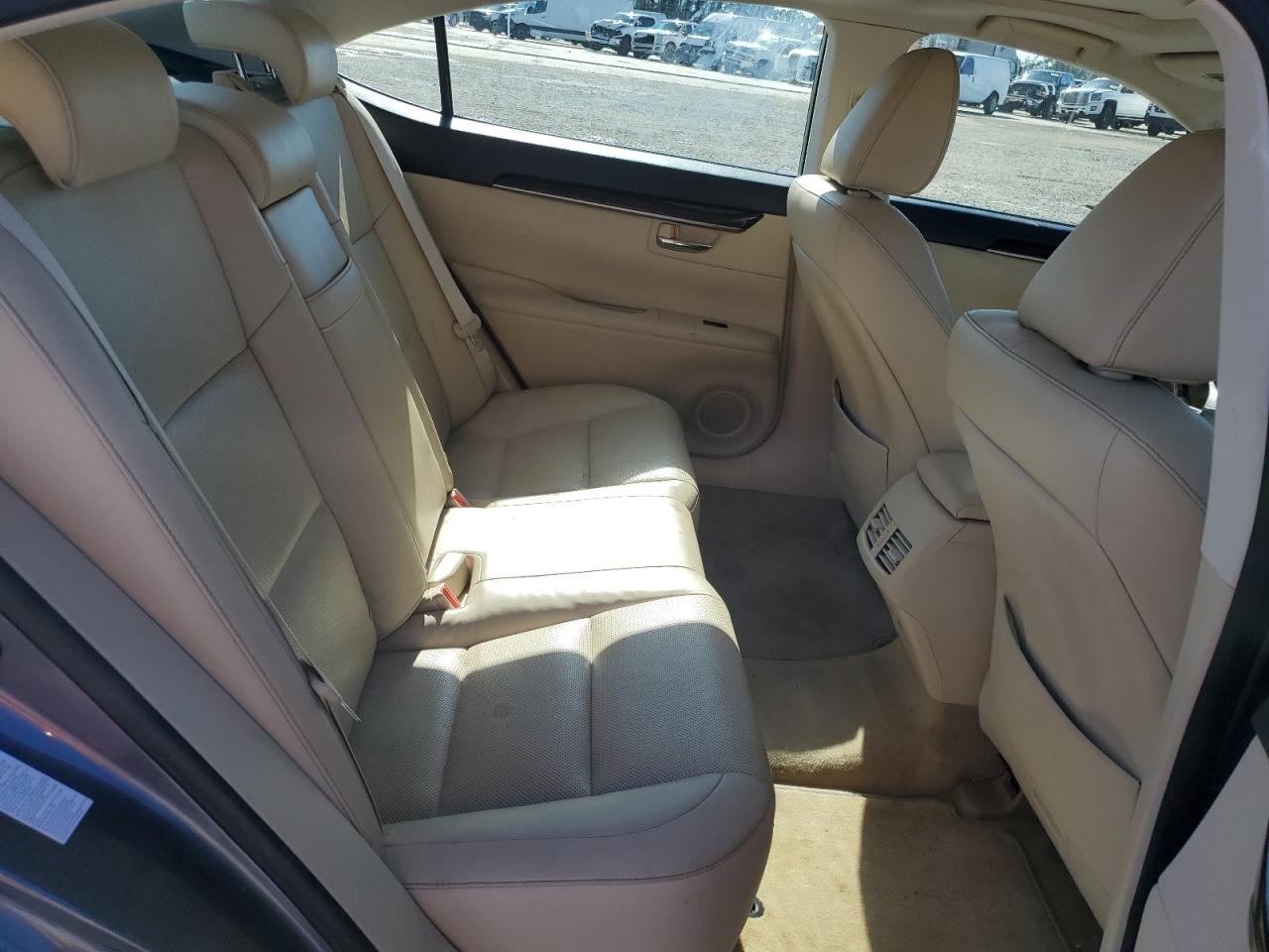 2015 Lexus ES - Image 10